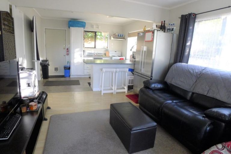 Photo of property in 2/23 Flaunty Place, West Harbour, Auckland, 0618