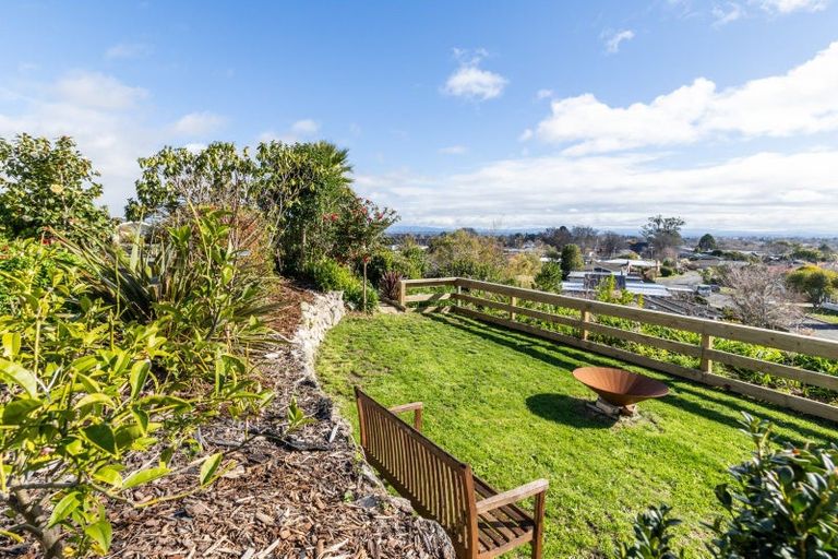 Photo of property in 21 Busby Hill, Havelock North, 4130