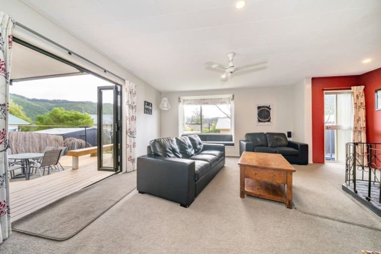 Photo of property in 10 Garnet Grove, Birchville, Upper Hutt, 5018