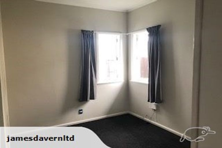 Photo of property in 112 Tirimoana Road, Te Atatu South, Auckland, 0602