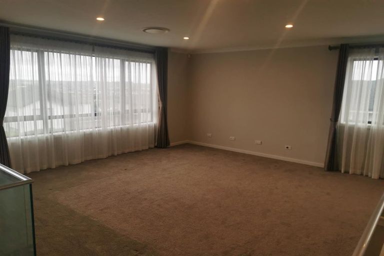 Photo of property in 21 Ascension Crescent, Orewa, 0931