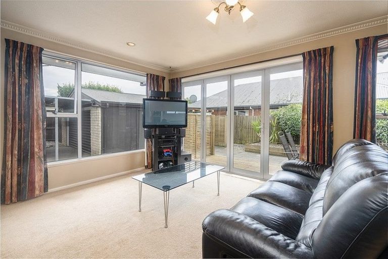 Photo of property in 19 Woodstock Place, Russley, Christchurch, 8042