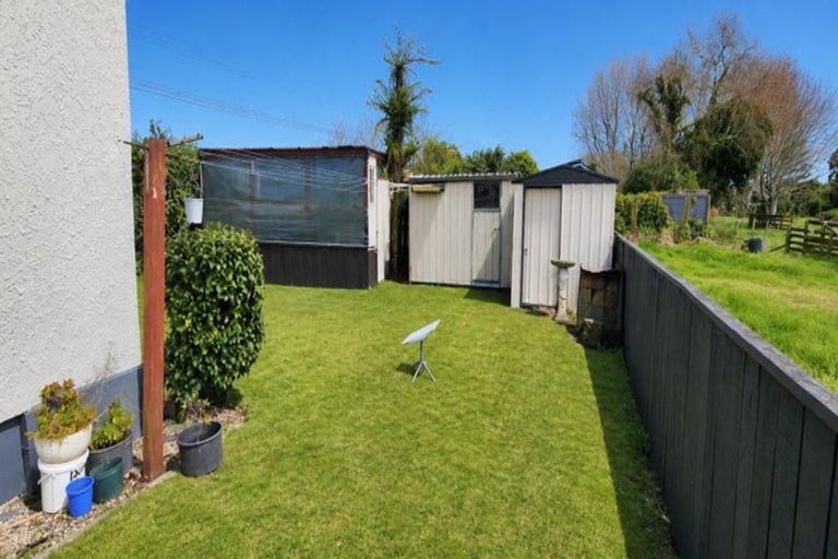 Photo of property in 17 Kairau Road West, Sentry Hill, New Plymouth, 4373