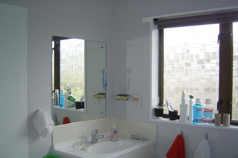 Photo of property in 2 West Glade Crescent, Birkenhead, Auckland, 0626