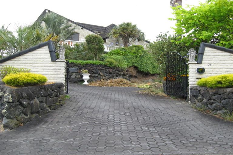 Photo of property in 27 Chipping Dale, Mangere Bridge, Auckland, 2022