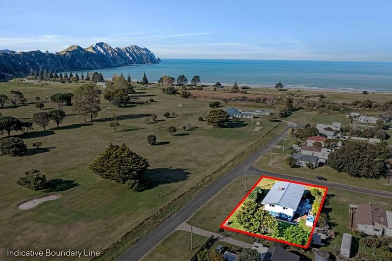 Photo of property in 12 Banks Street, Tolaga Bay, 4077