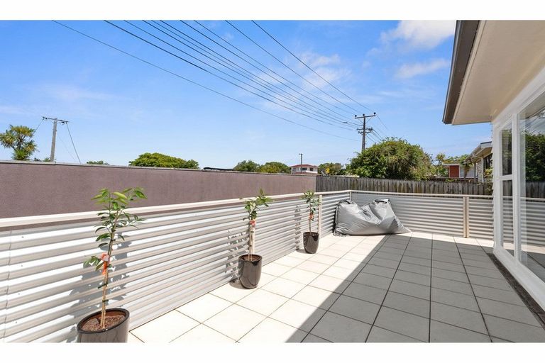 Photo of property in 137 Carlisle Road, Northcross, Auckland, 0632