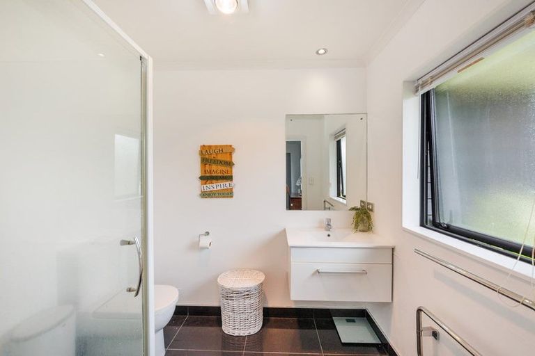 Photo of property in 5 D'urville Place, Kelvin Grove, Palmerston North, 4414