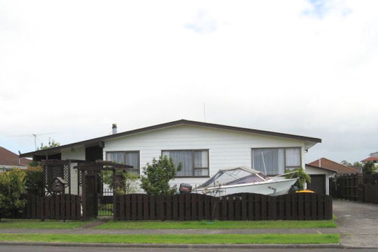 Photo of property in 15 Tomintoul Place, Highland Park, Auckland, 2010
