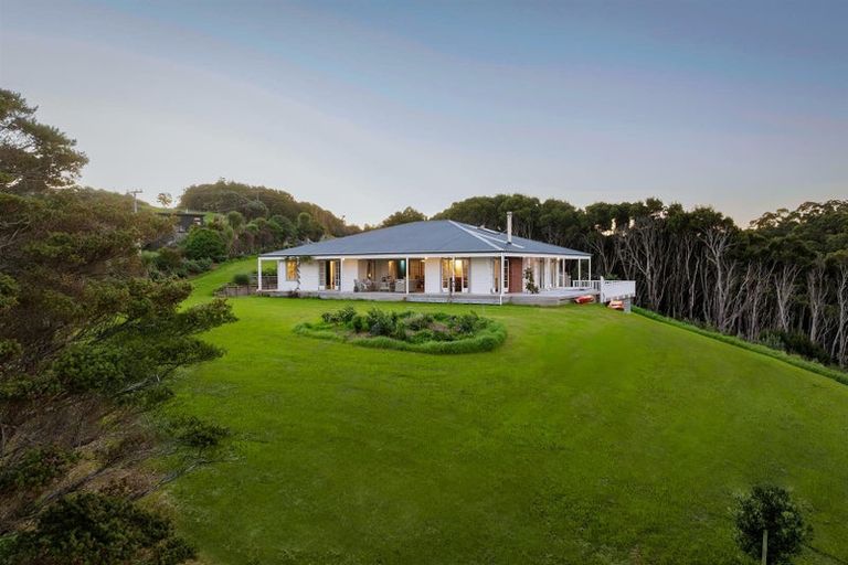 Photo of property in 203 Cape Rodney Road, Leigh, 0985