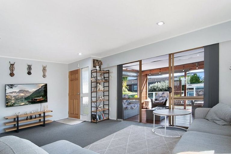 Photo of property in 2/3 Cezanne Place, New Lynn, Auckland, 0600
