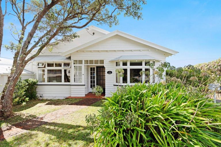 Photo of property in 22 Homewood Crescent, Karori, Wellington, 6012