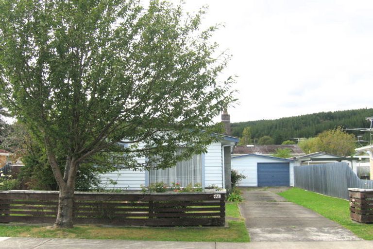 Photo of property in 46 Oregon Drive, Maoribank, Upper Hutt, 5018