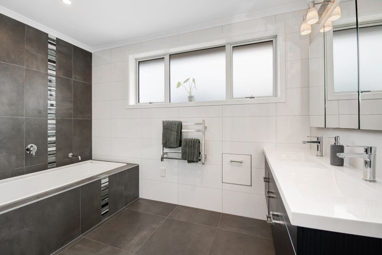 Photo of property in 27 Pioneer Rise, Silverdale, 0932