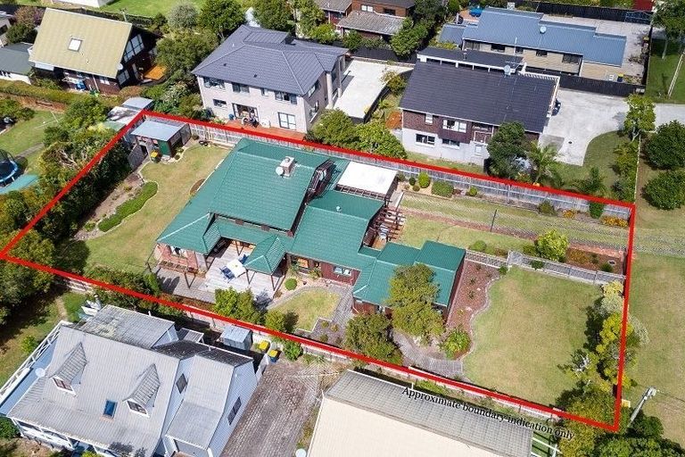 Photo of property in 8 Harrybrook Road, Green Bay, Auckland, 0604