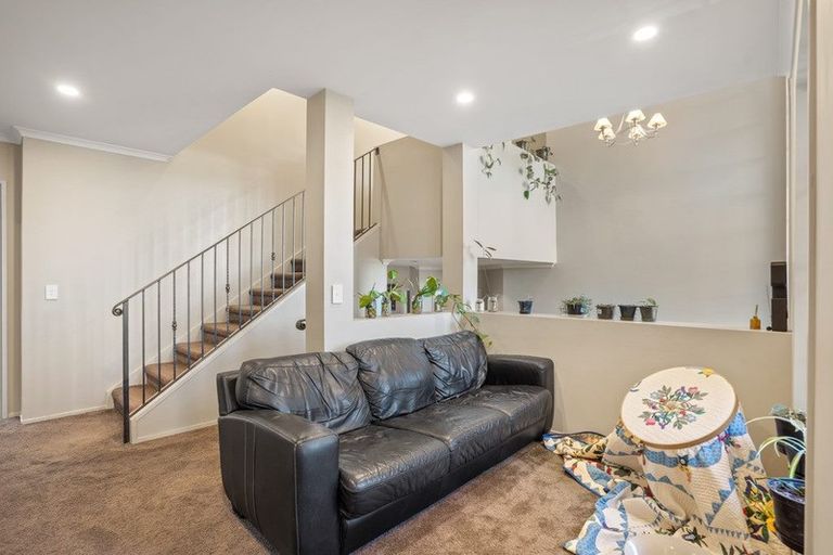 Photo of property in 5 Chateau Rise, Flat Bush, Auckland, 2016