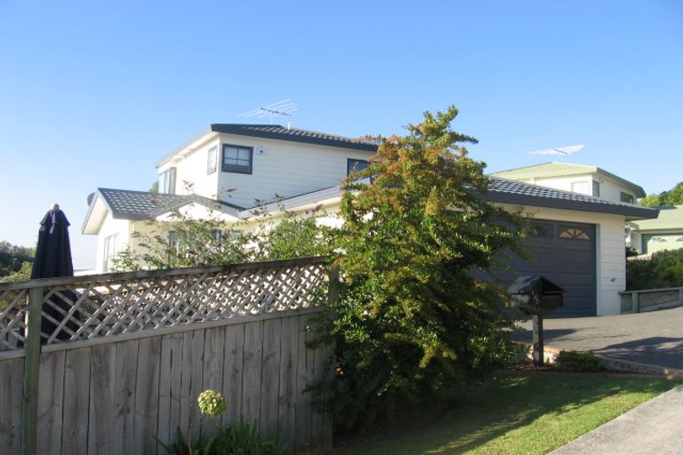 Photo of property in 2/6 Mossop Rise, Glenfield, Auckland, 0629