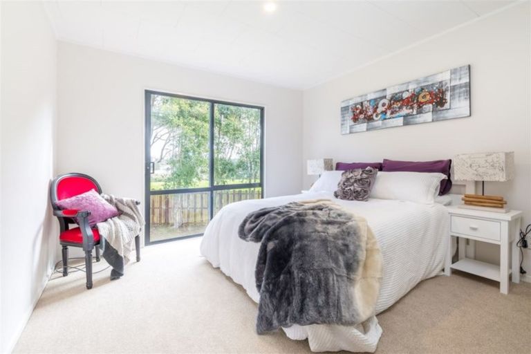 Photo of property in 12 Wren Place, Unsworth Heights, Auckland, 0632
