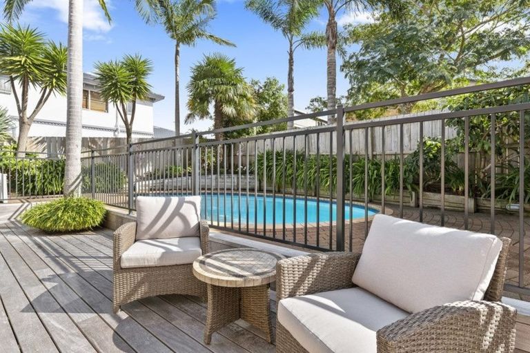 Photo of property in 13 Te Hoe Grove, Pinehill, Auckland, 0632