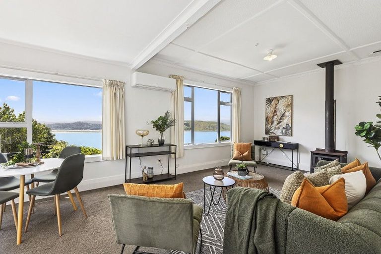 Photo of property in 24 Hungerford Road, Lyall Bay, Wellington, 6022