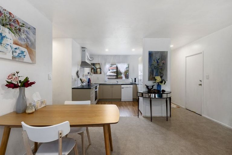 Photo of property in 24 Dovey Place, Massey, Auckland, 0614