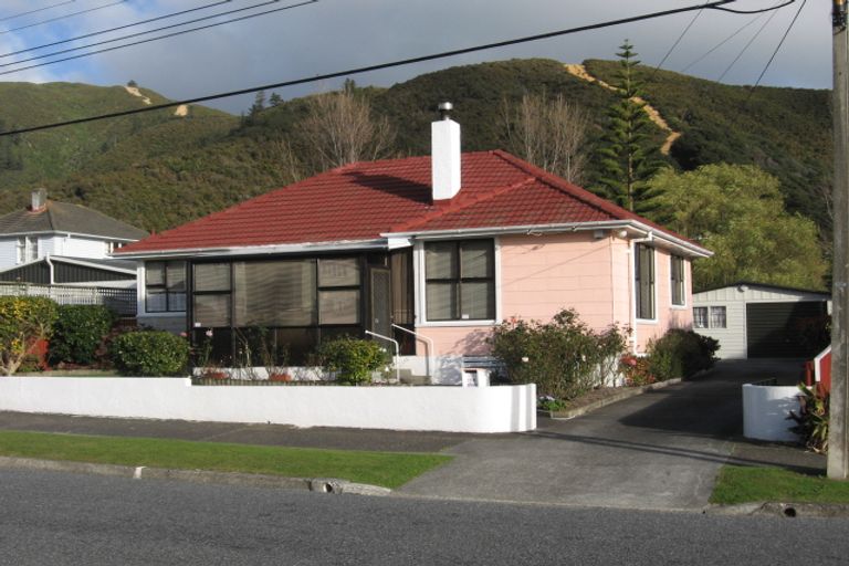 Photo of property in 110 Strand Crescent, Naenae, Lower Hutt, 5011