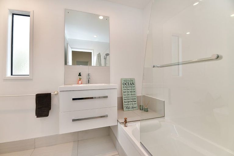 Photo of property in 2/1376 Whangaparaoa Road, Army Bay, Whangaparaoa, 0930