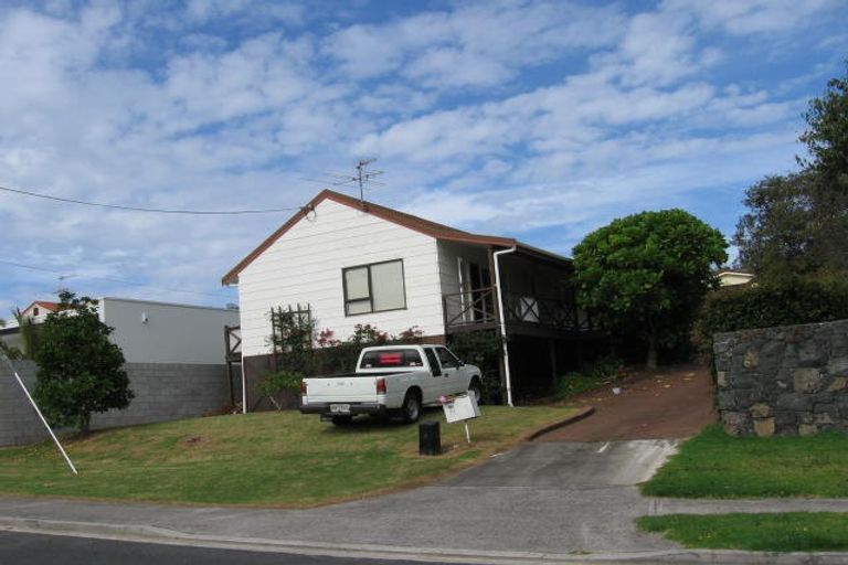 Photo of property in 2/19 Waiake Street, Torbay, Auckland, 0630