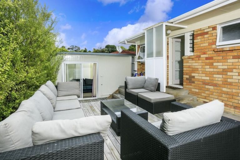Photo of property in 2/50 Cheval Drive, Totara Vale, Auckland, 0629