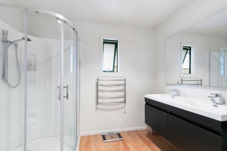 Photo of property in 204 Miromiro Road, Normandale, Lower Hutt, 5010