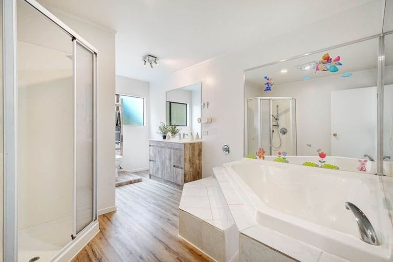 Photo of property in 8 Stitchbird Close, Murrays Bay, Auckland, 0630