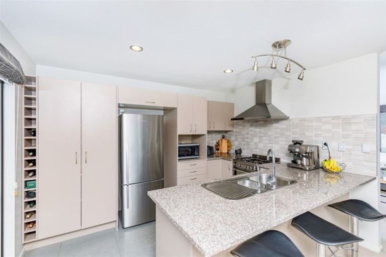 Photo of property in 6 Cityview Place, Massey, Auckland, 0614