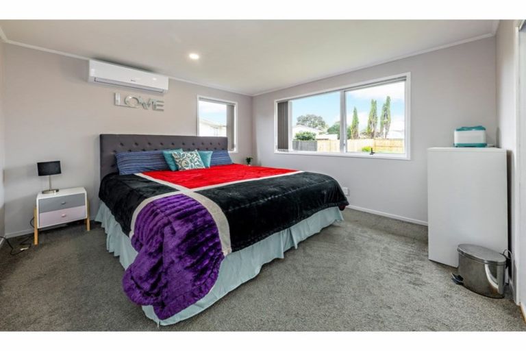 Photo of property in 11 Hinton Place, Weymouth, Auckland, 2103