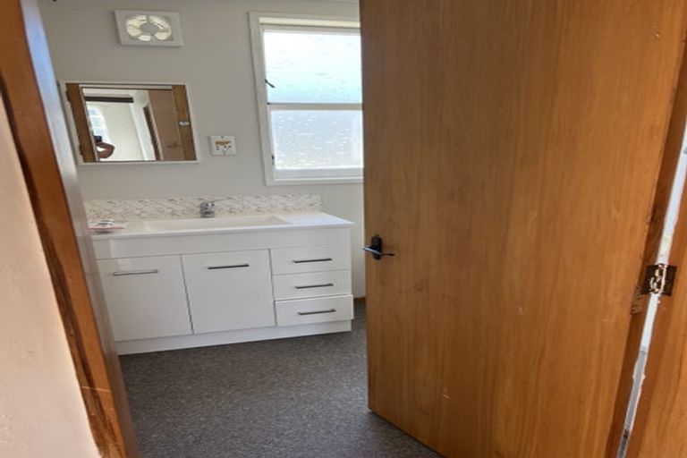 Photo of property in 24 Pukatea Street, Eastbourne, Lower Hutt, 5013