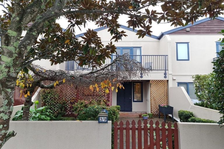 Photo of property in 3/9 John Jennings Drive, Oteha, Auckland, 0632