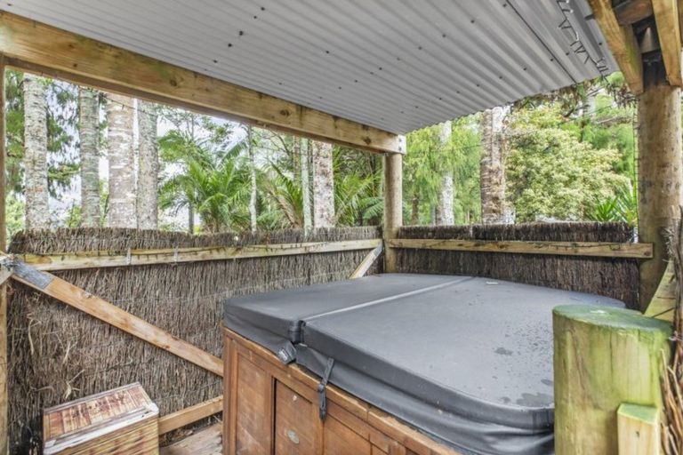 Photo of property in 220 Woodlands Park Road, Titirangi, Auckland, 0604