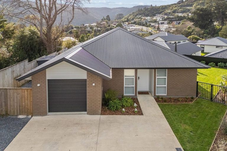 Photo of property in 15 Rewarewa Way, Timberlea, Upper Hutt, 5018