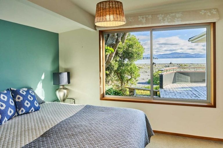 Photo of property in 42 Pukatea Street, Eastbourne, Lower Hutt, 5013