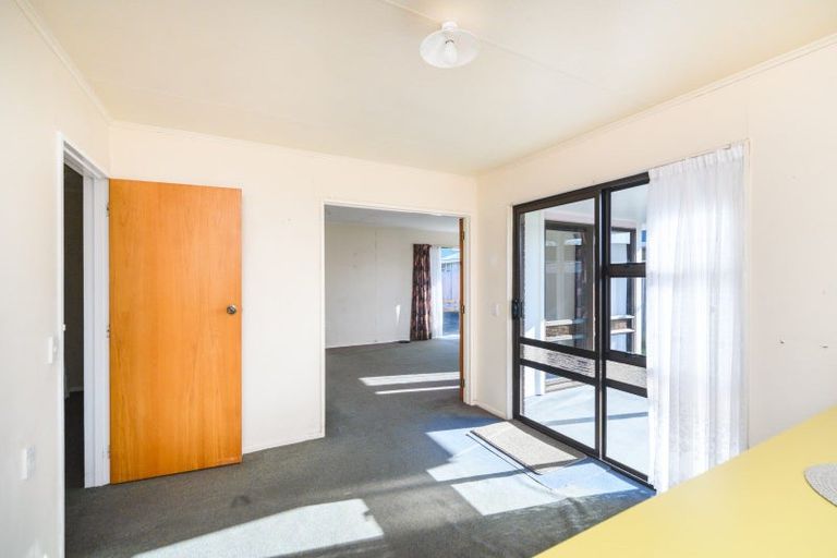 Photo of property in 18 Westmere Place, Takaro, Palmerston North, 4412