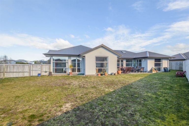 Photo of property in 15 Foresters Crescent, Parklands, Christchurch, 8083