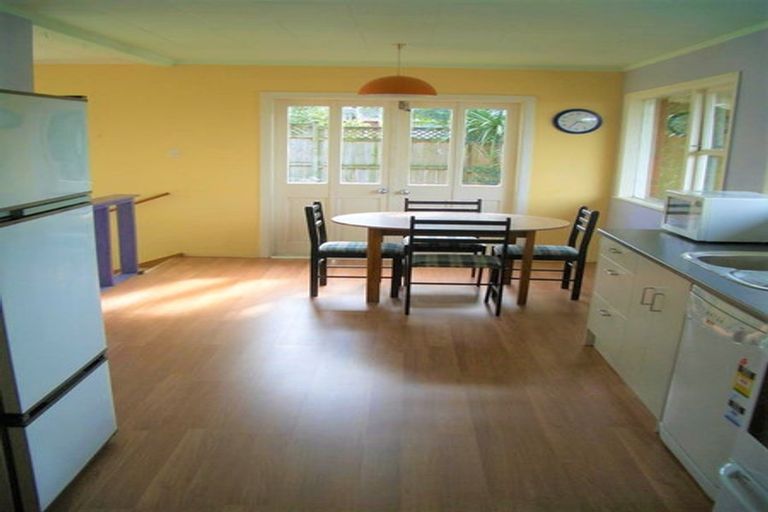 Photo of property in 8 Easton Park Parade, Glenfield, Auckland, 0629