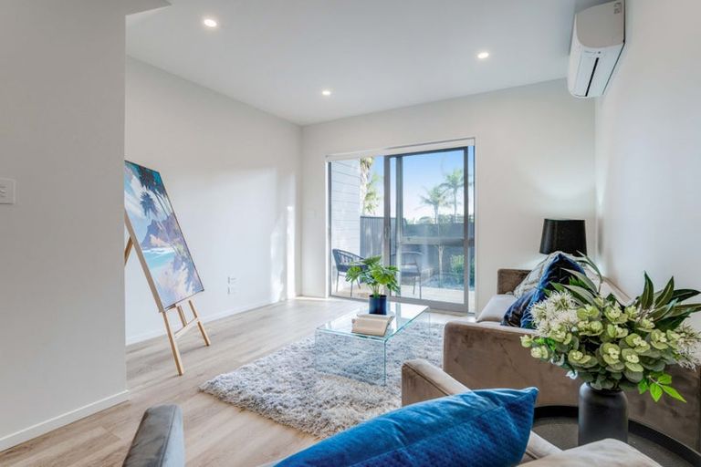 Photo of property in 9/15 Sea Vista Avenue, Beach Haven, Auckland, 0626