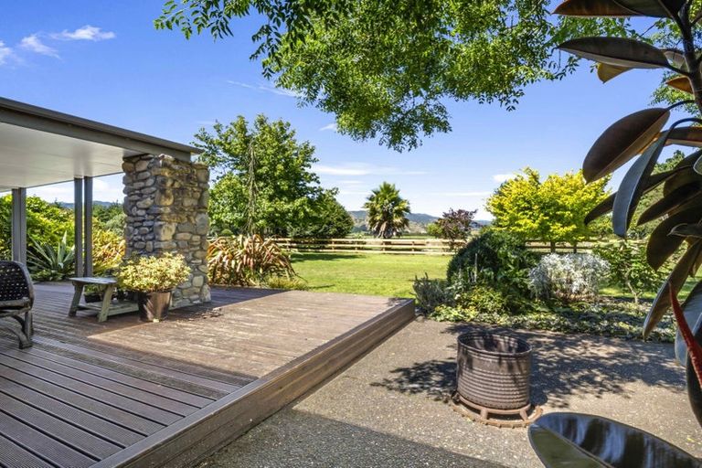 Photo of property in 424 Tararua Road, Levin, 5571