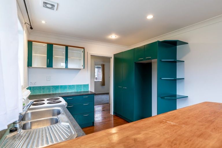 Photo of property in 12 Taipari Road, Te Atatu Peninsula, Auckland, 0610