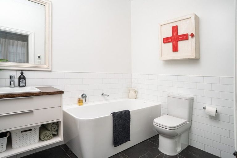 Photo of property in 18 Austin Street, Mount Victoria, Wellington, 6011