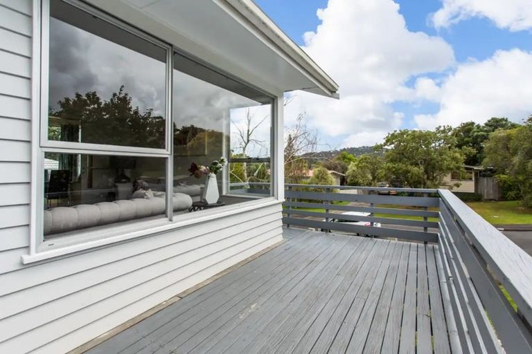 Photo of property in 7 Verena Place, Green Bay, Auckland, 0604