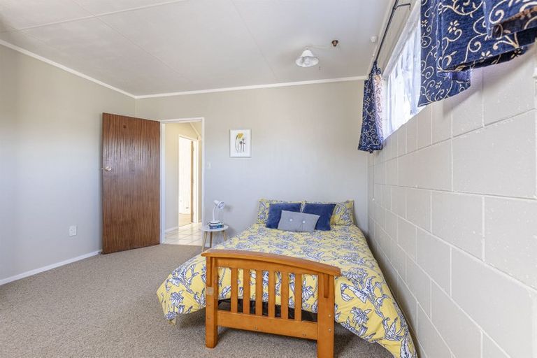Photo of property in 16 Dunk Place, Milson, Palmerston North, 4414
