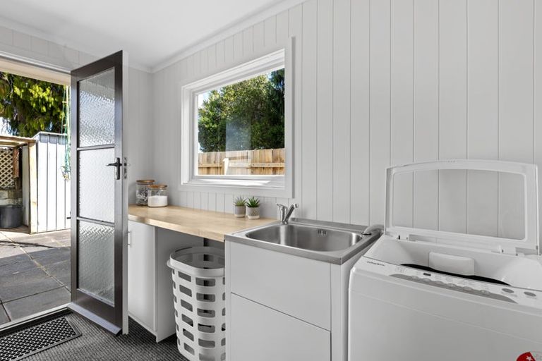 Photo of property in 43 Rewarewa Road, Te Atatu Peninsula, Auckland, 0610