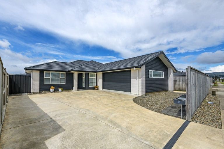Photo of property in 96 Johnstone Drive, Fitzherbert, Palmerston North, 4410
