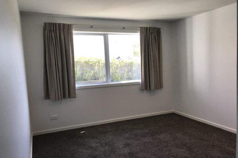 Photo of property in 11a Pinkerton Grove, Newlands, Wellington, 6037